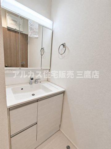 【内覧動画公開中！】三鷹市上連雀7丁目 中央線 三鷹駅 新築戸建の独立洗面台|三面鏡裏に収納スペースを備えた洗面化粧台。身の回りの小物をすっきり整理できます。