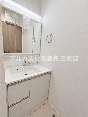 【内覧動画公開中！】三鷹市上連雀7丁目 中央線 三鷹駅 新築戸建の独立洗面台|使い勝手の良いワイドなボウルと三面鏡を備えた洗面台。明るく清潔感のあるデザインです。