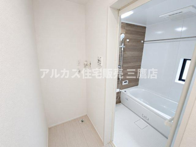 【内覧動画公開中！】三鷹市上連雀7丁目 中央線 三鷹駅 新築戸建の洗面所|洗濯機設置スペースを備えた洗面室。浴室へとスムーズに移動できる家事動線です。