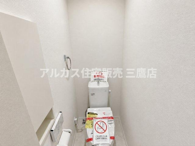 【内覧動画公開中！】三鷹市上連雀7丁目 中央線 三鷹駅 新築戸建のトイレ|手洗い付きタンクを採用したコンパクトなトイレ。清潔感のある白を基調としたシンプルな空間です。