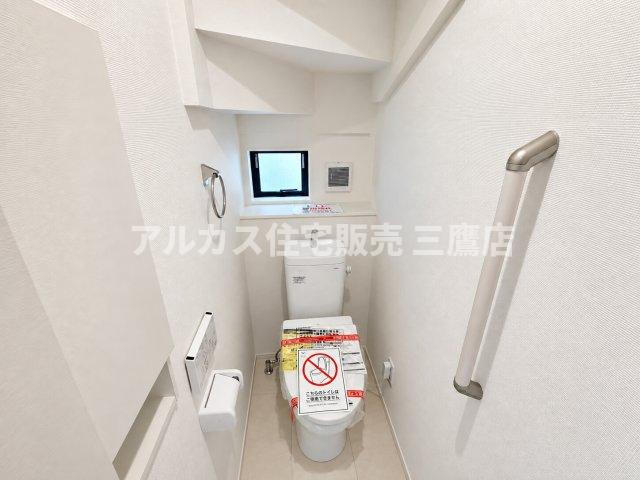 【内覧動画公開中！】三鷹市上連雀7丁目 中央線 三鷹駅 新築戸建のトイレ|階段下のスペースを有効活用したトイレ。手すりや小窓を備えた快適な設計です。

7（BST 007_2.jpg）浴室
