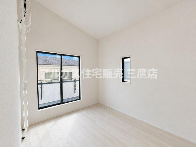 【内覧動画公開中！】三鷹市上連雀7丁目 中央線 三鷹駅 新築戸建の洋室|高天井と上部ロフトへ繋がるハシゴが特徴的な洋室。大きな窓から自然光が差し込む明るい空間です。  