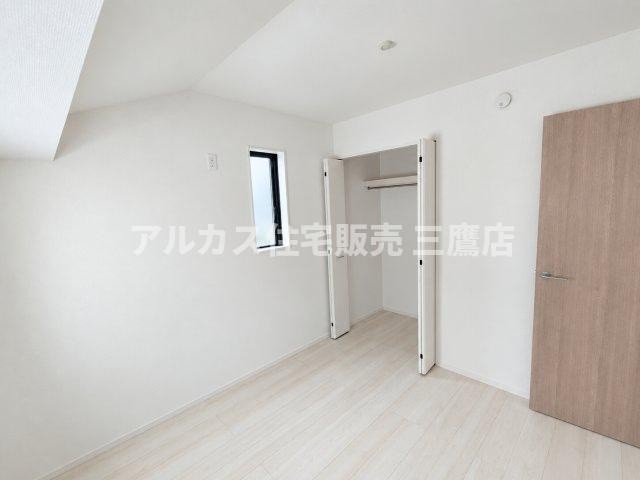 【内覧動画公開中！】三鷹市上連雀7丁目 中央線 三鷹駅 新築戸建の洋室|ハンガーパイプ付きクローゼットを備えた洋室。白を基調としたシンプルな内装で家具配置もしやすい仕様です。 