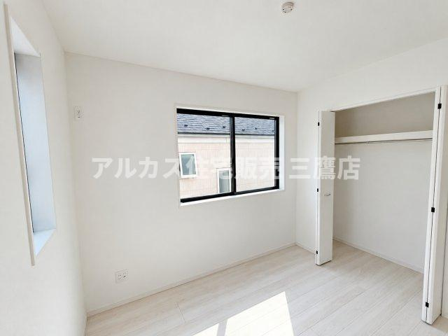【内覧動画公開中！】三鷹市上連雀7丁目 中央線 三鷹駅 新築戸建の洋室|クローゼットを備えた2面採光の明るい洋室。衣類や荷物をまとめて収納でき、室内を広く使えます。 