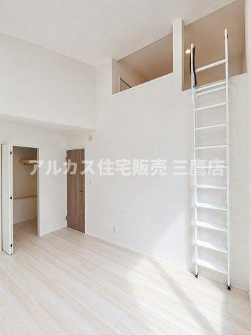 【内覧動画公開中！】三鷹市上連雀7丁目 中央線 三鷹駅 新築戸建の洋室|開放的な高天井とロフトスペースを備えた部屋。クローゼットもあり、収納力に優れています。