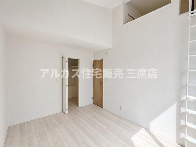 【内覧動画公開中！】三鷹市上連雀7丁目 中央線 三鷹駅 新築戸建の洋室|ロフトへ繋がるハシゴと収納を備えた洋室。空間を立体的に活用できる魅力的な設計です。   