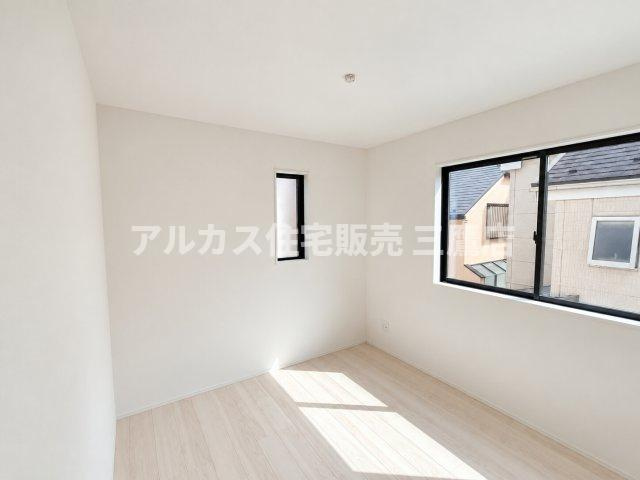 【内覧動画公開中！】三鷹市上連雀7丁目 中央線 三鷹駅 新築戸建の洋室|2方向に窓が設置された採光・通風の良好な洋室。明るく心地よいプライベート空間を実現します。