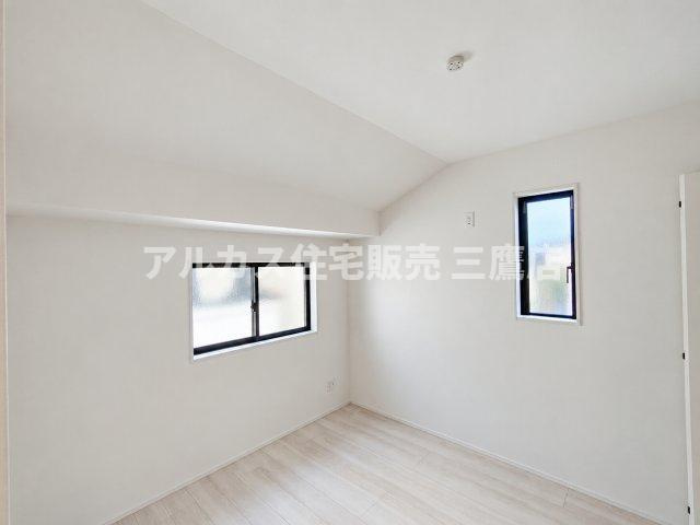 【内覧動画公開中！】三鷹市上連雀7丁目 中央線 三鷹駅 新築戸建の洋室|落ち着いた雰囲気をもつ勾配天井の洋室。小窓からやわらかな光が入り込みます。   