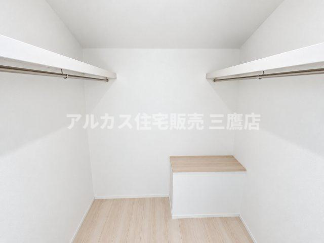 【内覧動画公開中！】三鷹市上連雀7丁目 中央線 三鷹駅 新築戸建の収納|両側にハンガーパイプと棚を備えた収納豊富なウォークインクローゼット。衣類や大型荷物をすっきり収納できます。
