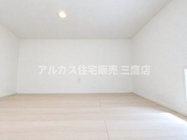 【内覧動画公開中！】三鷹市上連雀7丁目 中央線 三鷹駅 新築戸建の収納|季節ものの収納や趣味のスペースとして重宝するロフト空間。ダウンライトが設置されています。