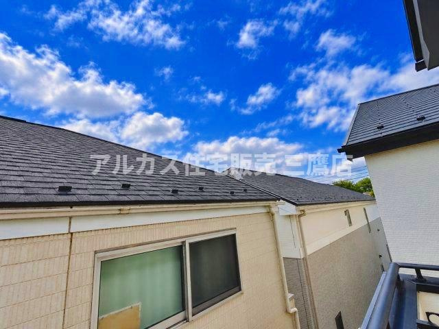 【内覧動画公開中！】三鷹市上連雀7丁目 中央線 三鷹駅 新築戸建の展望|バルコニーからの眺望。青空が広がり、爽やかな風を感じられる開放的なロケーションです。