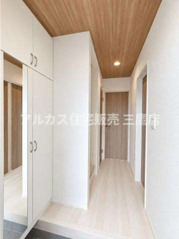 【内覧動画公開中！】三鷹市上連雀7丁目 中央線 三鷹駅 新築戸建の玄関|木目調の天井クロスが温もりを与える玄関ホール。姿見付きの大容量シューズボックスを備えています。