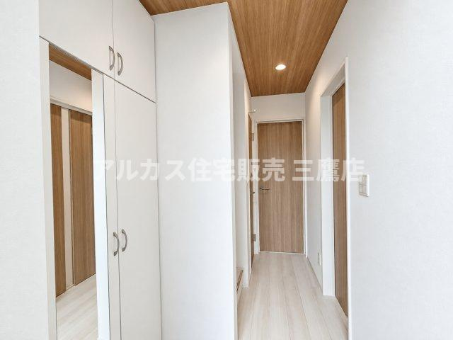 【内覧動画公開中！】三鷹市上連雀7丁目 中央線 三鷹駅 新築戸建の玄関|姿見鏡付きで身だしなみチェックがスムーズに行える玄関スペース。すっきりとした清潔感のある内装デザインです。