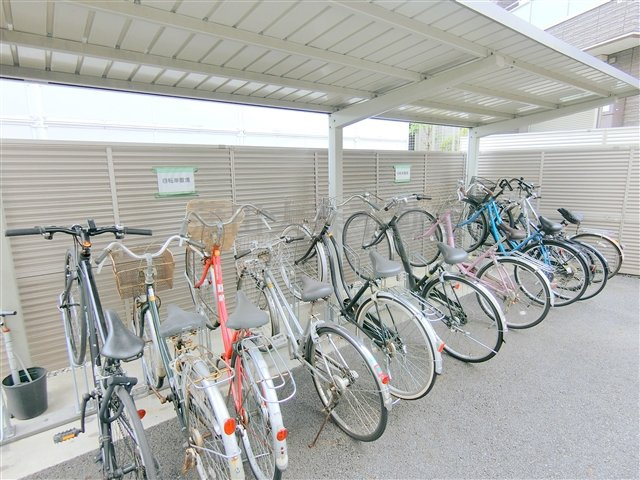 ジェイ・スリーハイツのその他共用部分|屋根付きの駐輪場