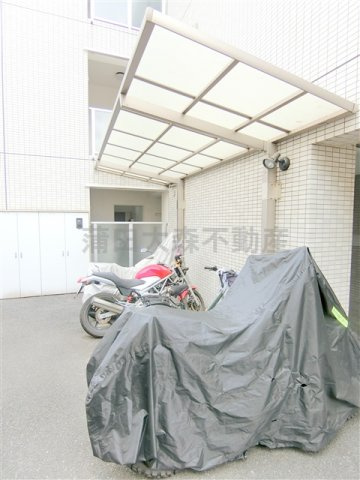 ジェイ・スリーハイツのその他共用部分|屋根付きバイク置き場