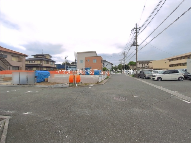 坂戸市芦山町5期　新築戸建の前面道路含む現地写真