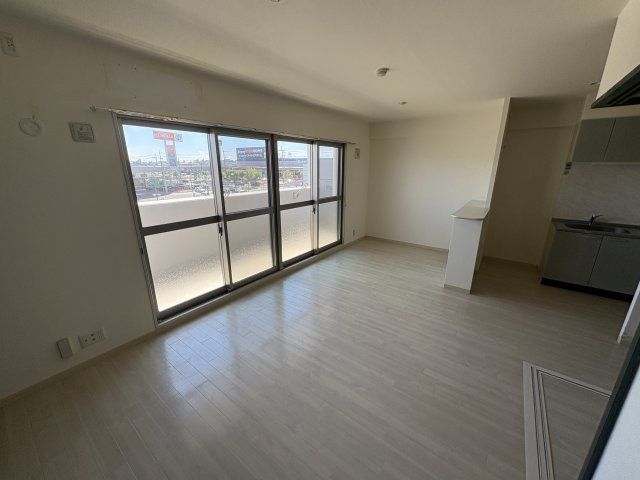 神戸市西区小山３丁目の賃貸マンションの居間・リビング