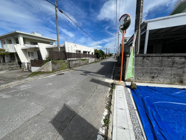 読谷村高志保新築戸建て　2号棟（全2棟）の前面道路含む現地写真