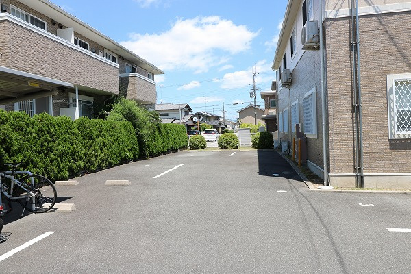 ソレイユ西向日Bの駐車場