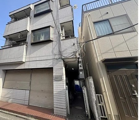 亜土ビルのエントランス