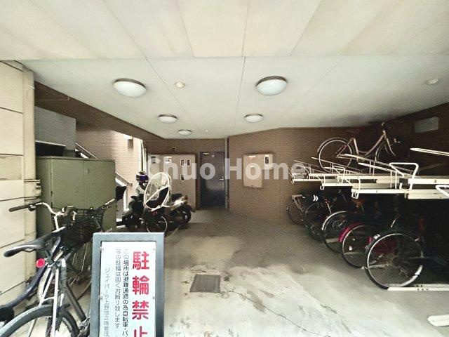 ジェイパーク上野池之端の駐輪場|【自転車置き場】最新の空き状況や費用などの詳細は担当スタッフまでお問い合わせください。