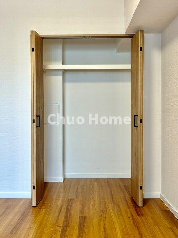ジェイパーク上野池之端の収納|居室にはクローゼットを完備し、自由度の高い家具の配置が叶うシンプルな空間です。お子様の成長と必要になる子供部屋を与えるにはぴったりの間取りですね。