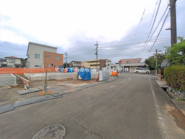 坂戸市芦山町5期　新築戸建の前面道路含む現地写真