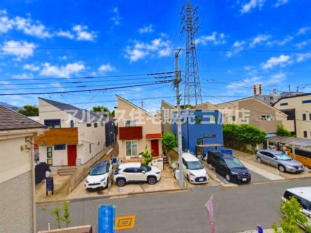 【内覧動画公開中！】三鷹市上連雀7丁目 中央線 三鷹駅 新築戸建の展望|バルコニーからの見晴らしの良い開放的な眺望。前面に視界を遮る高い建物がなく、青空が広がります。