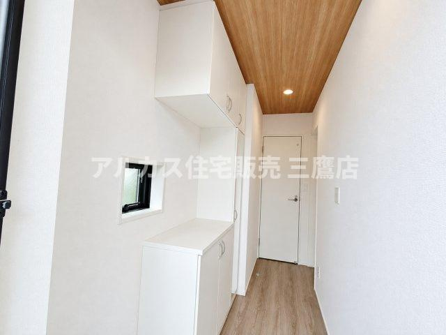 【内覧動画公開中！】三鷹市上連雀7丁目 中央線 三鷹駅 新築戸建の玄関|木目調の天井がぬくもりを感じさせる玄関廊下。豊富な収納を備え、清潔感のある空間が広がります。 