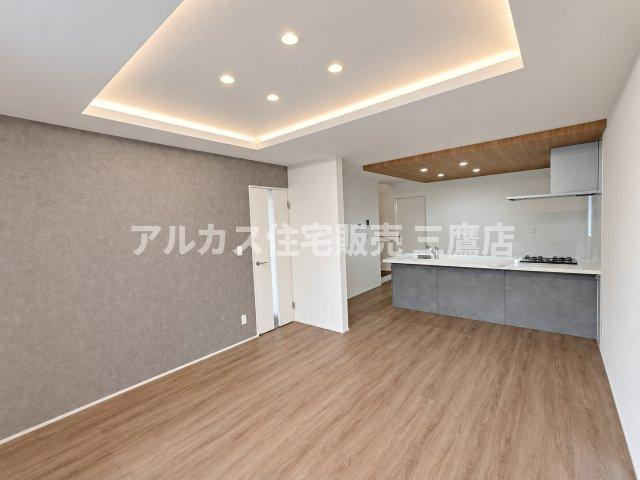 【内覧動画公開中！】三鷹市上連雀7丁目 中央線 三鷹駅 新築戸建の居間・リビング|折り上げ天井と間接照明が上質な雰囲気をつくり出すLDK。シックなアクセントクロスがリビング全体を引き締め、上品な印象を与えます。