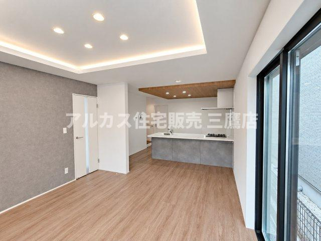 【内覧動画公開中！】三鷹市上連雀7丁目 中央線 三鷹駅 新築戸建の居間・リビング|大きな窓から柔らかな光が差し込む開放的なリビングスペース。木目のフローリングが優しく心地よい空間を演出します。  