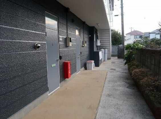 鎌ケ谷市鎌ケ谷３丁目のアパートのエントランス