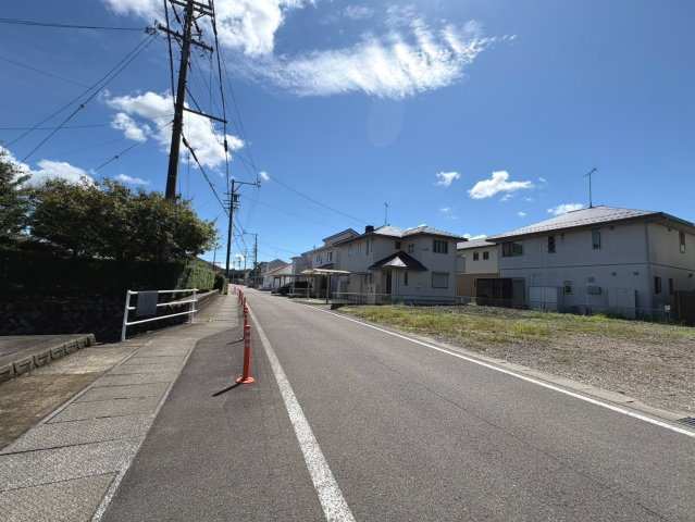 タマタウン　関市小瀬長池町（瀬尻小）　全2区画分譲の前面道路含む現地写真|「現地（202●年●月●日）撮影」　
■前面道路　
■ヤマダ不動産　株式会社リライフ