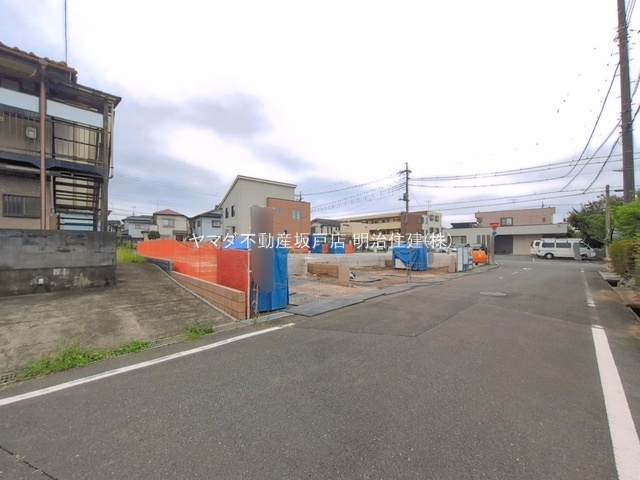 坂戸市芦山町5期　新築戸建の前面道路含む現地写真