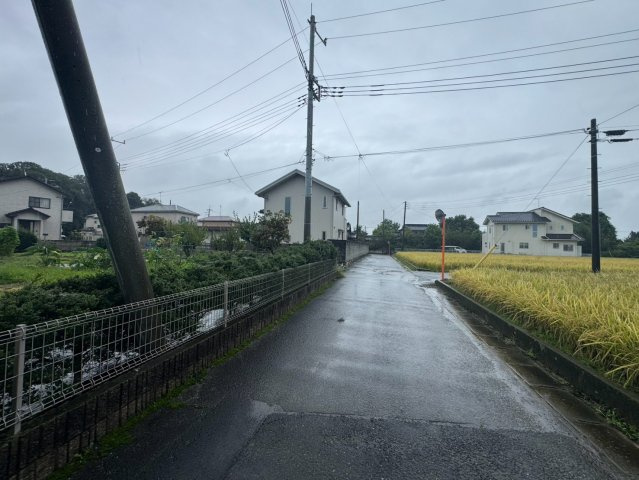 -三丁目不動産-　羽生市藤井下組　南西角地の前面道路含む現地写真