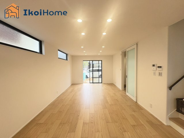 明石市大久保町高丘2丁目　新築戸建の居間・リビング|【ホームページに現地動画掲載中】●年中無休：当日予約可●LDK18帖は3面採光で陽当り・通風良好