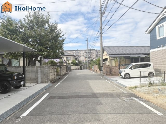 明石市大久保町高丘2丁目　新築戸建の前面道路含む現地写真|●年中無休：当日予約可●前面道路は幅員約6ｍ、交通量少なめで安心の住環境です。