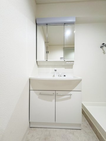 第一茨木ビューハイツ3号棟の独立洗面台|独立洗面台で身支度をすべて済ませてしまいましょう。