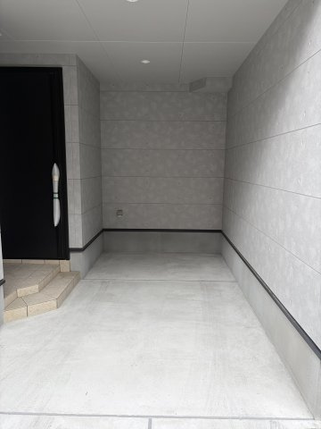 rn Maison若葉の駐車場|幅2m 奥行3.7m(側溝超えたら＋90cmまで可能)