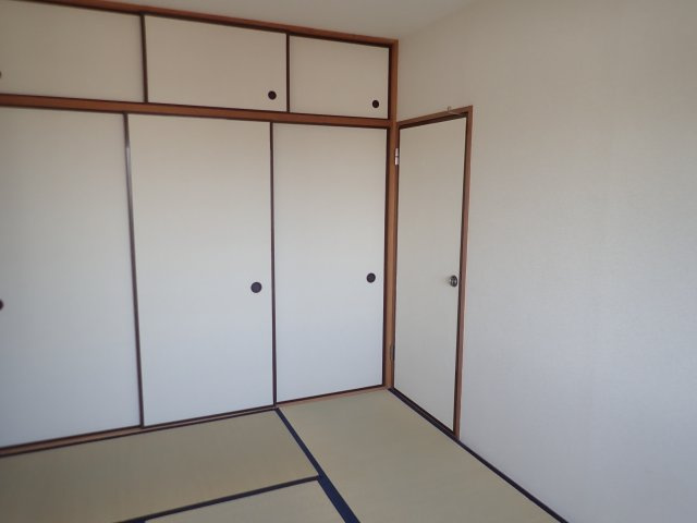 サンレジデンスの和室|収納豊富です。同間取の別室です（現況優先）
