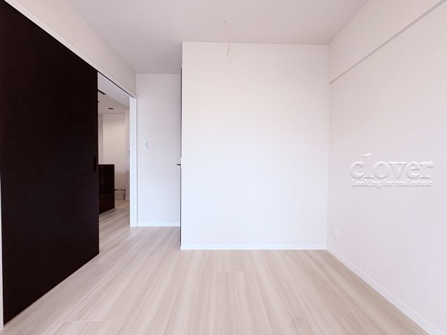 【洋室】 | ドルミ代々木 | 収納スペースを備えた洋室。現地をご覧になった際には、部屋の大きさのほか、収納部分のサイズなどもご確認ください。～即日のご見学可能～　お問合せはお気軽にどうぞ。
