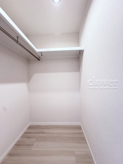 【収納】 | ドルミ代々木 | ウォークインクローゼット内部の様子。空間が広く、たっぷりとした収納力が、一枚の写真からも伝わってきます。～即日のご見学可能～　お問合せはお気軽にどうぞ。
