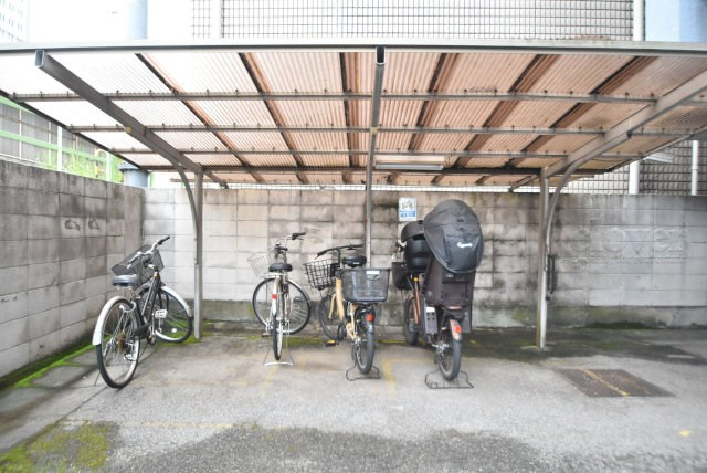 【駐輪場】 | ドルミ代々木 | 自転車置き場。マンションの共用部にあたります。空きの有無や駐輪料金、各戸の台数制限などについては、改めてお問い合わせください。～即日のご見学可能～　お問合せはお気軽にどうぞ。
