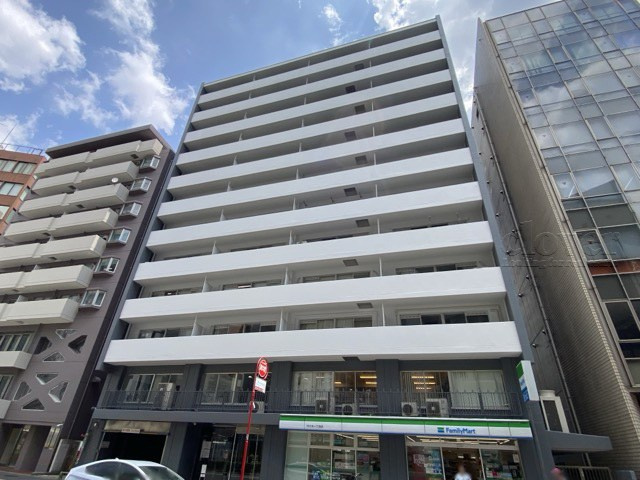 【エントランス】 | ドルミ代々木 | 夜間オートロックを備えたマンションのエントランス。時間を区切って皆様の「安全」を確保してくれる設備です。うれしくも安心感のある機能性です。～即日のご見学可能～　お問合せはお気軽にどうぞ。
