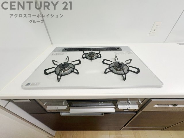 多数の調理器具を同時に使用でき、料理の効率化が可能。省エネで節約になり、様々な料理スタイルに適応できます。また、火力調整が独立しており、手入れや掃除もしやすく、今よりもっとお料理が楽しくなるかも。
