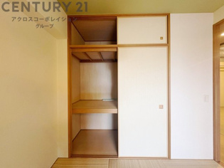 押入れは季節の衣類、寝具などを収納できます。伝統的な美しさと実用性が融合し、収納物を保護する調湿・換気効果があります。使い方によっては書類や小物なども効果的に整理でき空間を有効活用できます。
