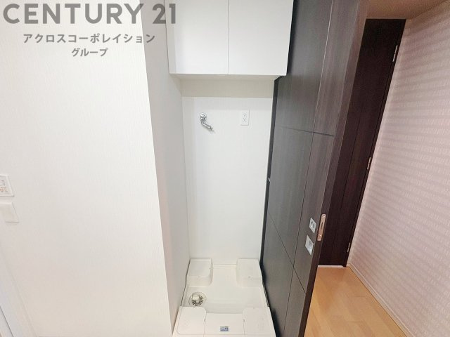 洗濯物の仕分け作業がしやすく、整理整頓が容易になります。洗濯音や湿気を他の部屋に持ち込まず、生活環境を快適に保ちます。上部を活用すれば収納スペースを確保でき洗剤や洗濯用品の整理もしやすくなります。