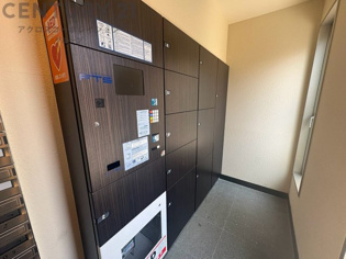 宅配ボックスは荷物の受け取りや配達が便利で安全です。不在時でも荷物が確保され、盗難や損傷のリスクが減少。受け取り時間の柔軟性が向上。外出先からでも荷物の受け取りや預けが可能となります。
