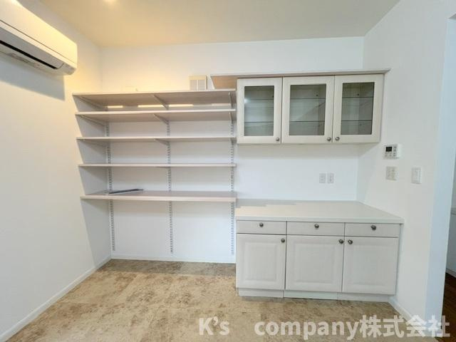 ◎高座郡寒川町一之宮2丁目　中古戸建のキッチン|キッチンの背面には収納力のある収納スペース◇