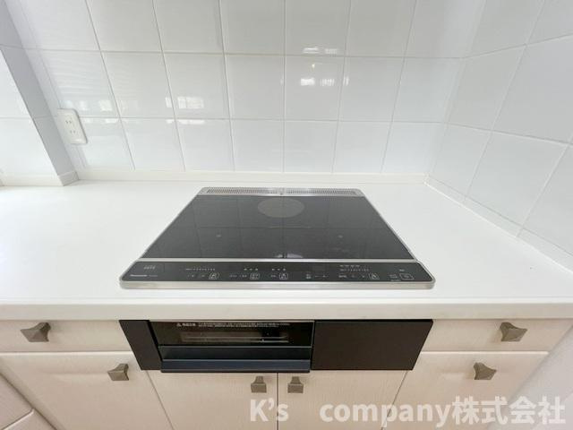 ◎高座郡寒川町一之宮2丁目　中古戸建のキッチン|小さなお子様のいるご家庭に安心なIHクッキングヒーター☆